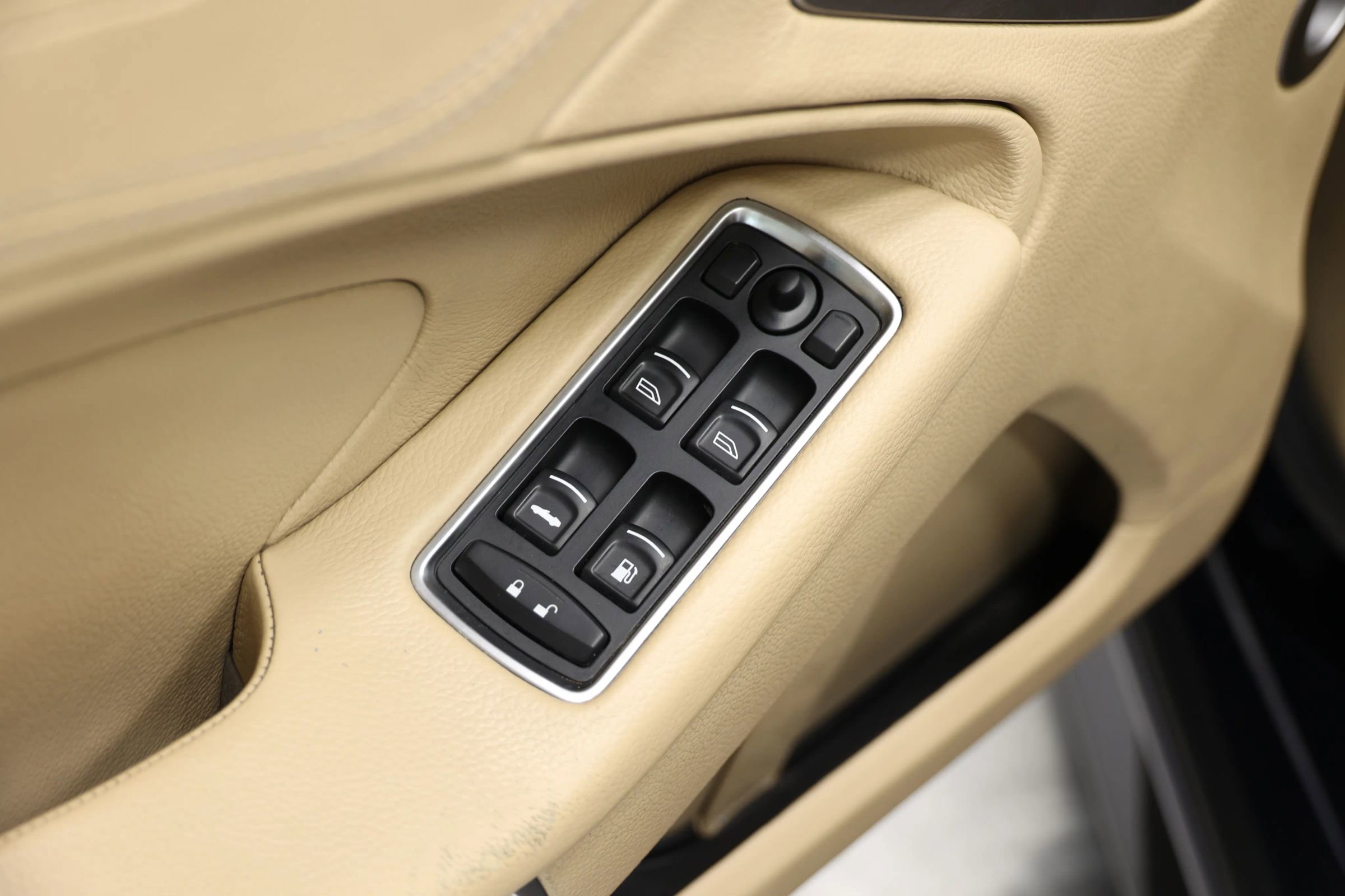 Used 2016 Aston Martin Vanquish Volante image 11