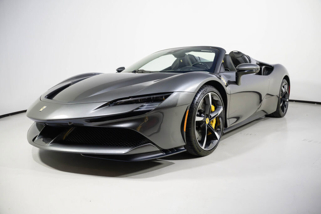 Used 2022 Ferrari SF90 Spider image 2