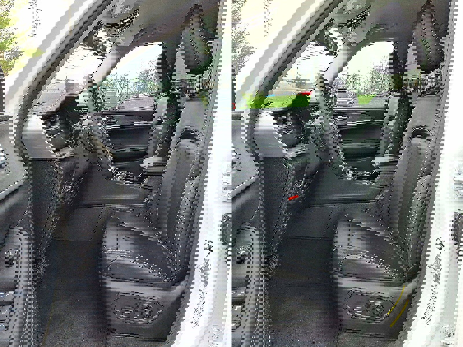 Used 2023 Jeep Grand Cherokee Limited w/ Black Appearance Package image 11