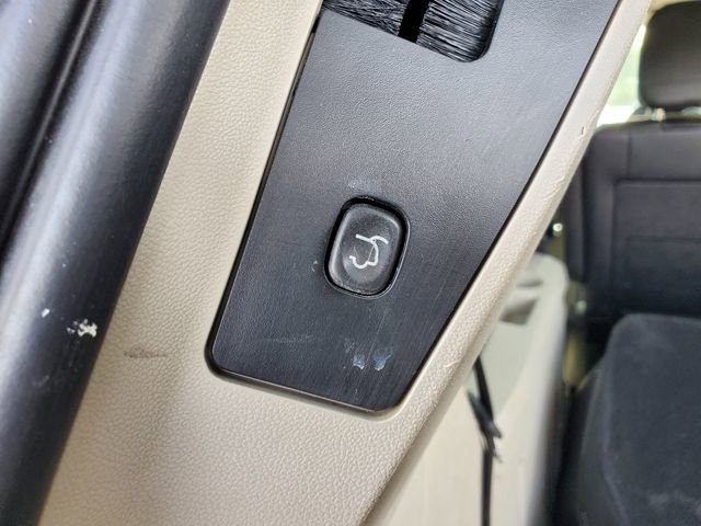 Used 2013 Chrysler Town & Country Touring FWD image 11