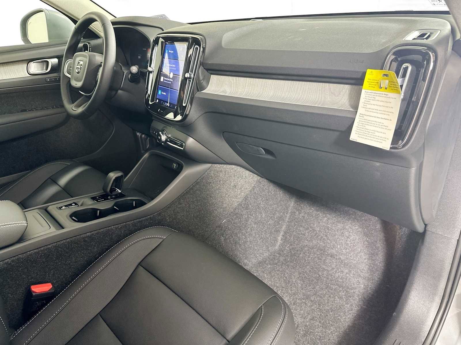 Used 2025 Volvo XC40 B5 Core w/ Climate Package image 27