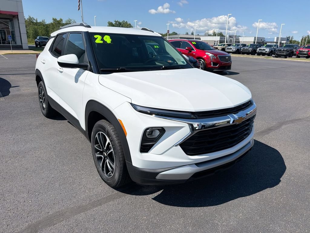 Used 2024 Chevrolet TrailBlazer LT AWD/4WD image 2