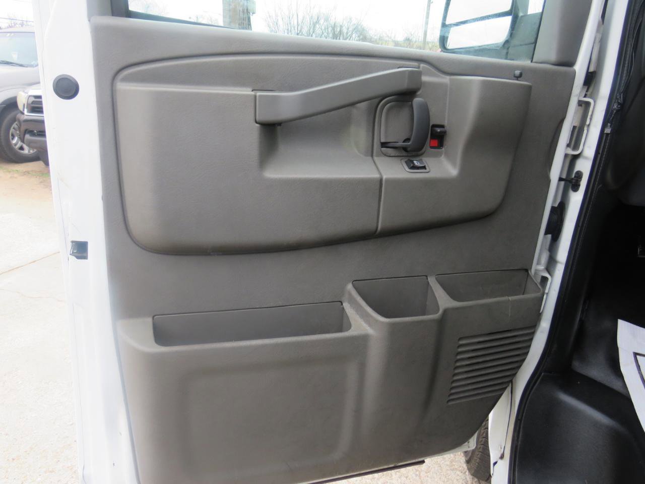 Used 2018 GMC Savana 2500 G2500 Cargo w/ Driver Convenience Package image 9