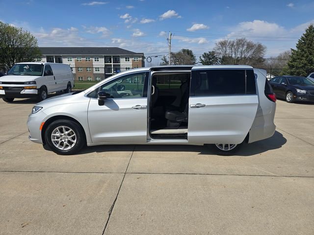 Used 2024 Chrysler Pacifica Touring-L image 26