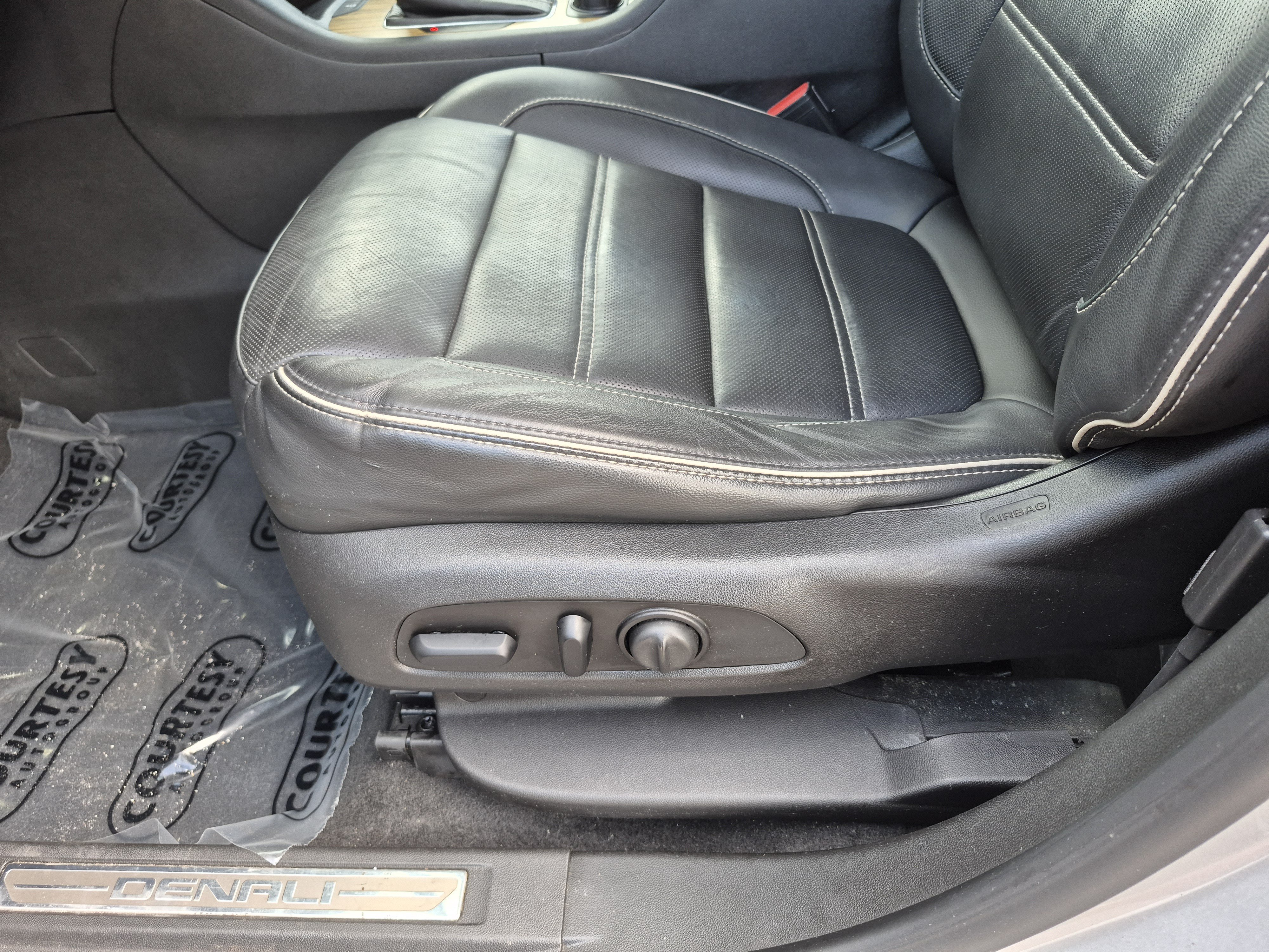 Used 2017 GMC Acadia Denali w/ Technology Package FWD image 20
