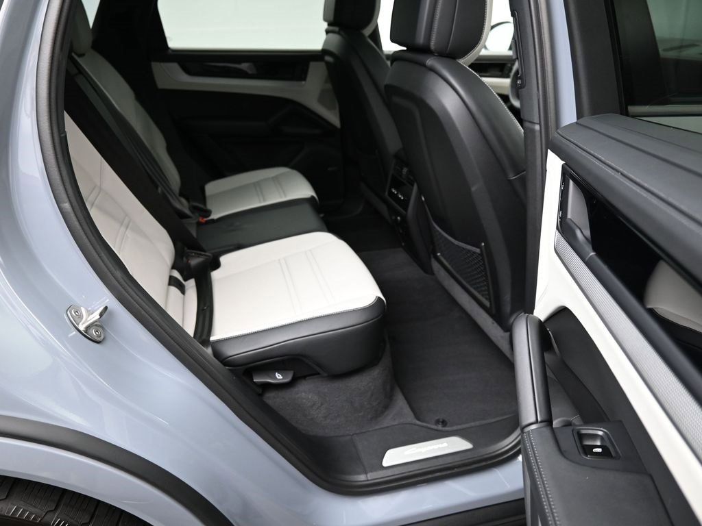 Used 2025 Porsche Cayenne S image 24