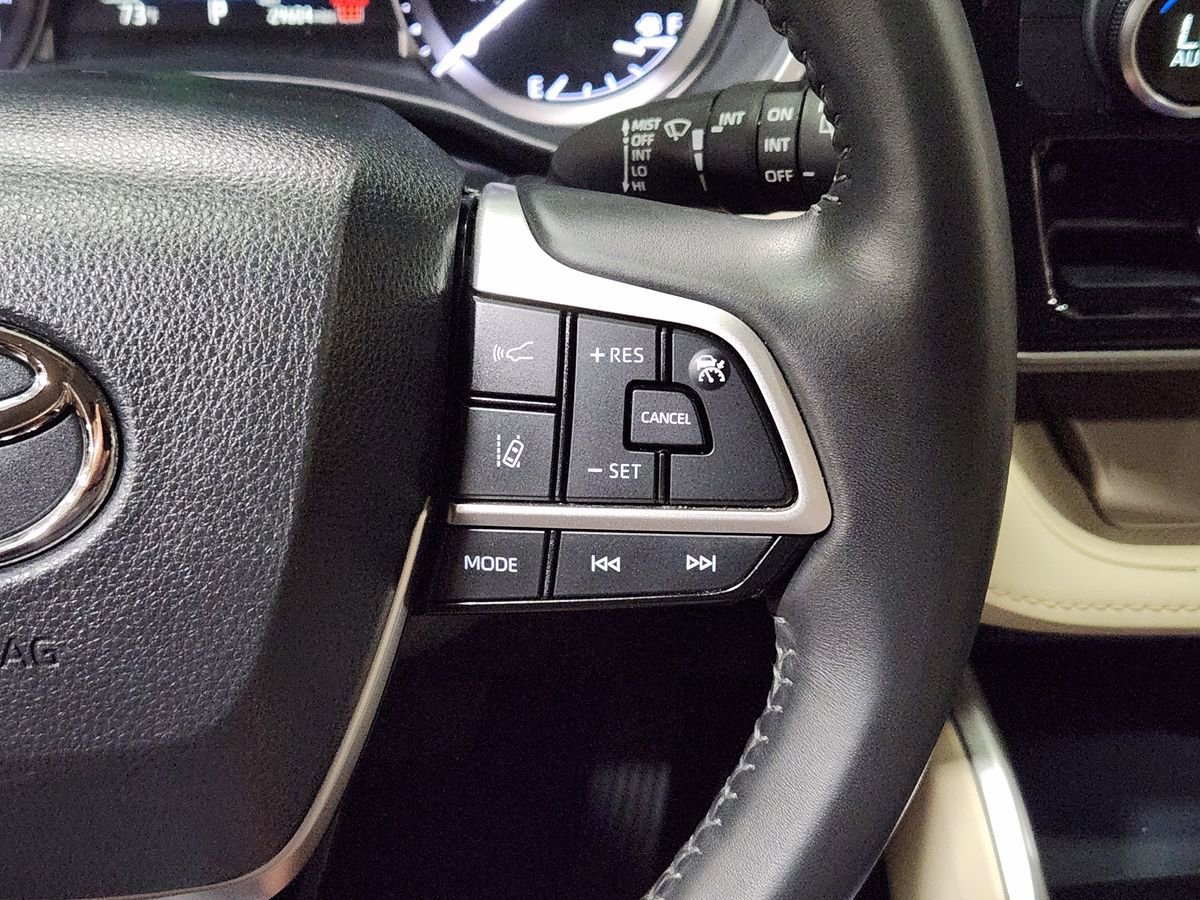 Used 2024 Toyota Highlander XLE FWD image 51