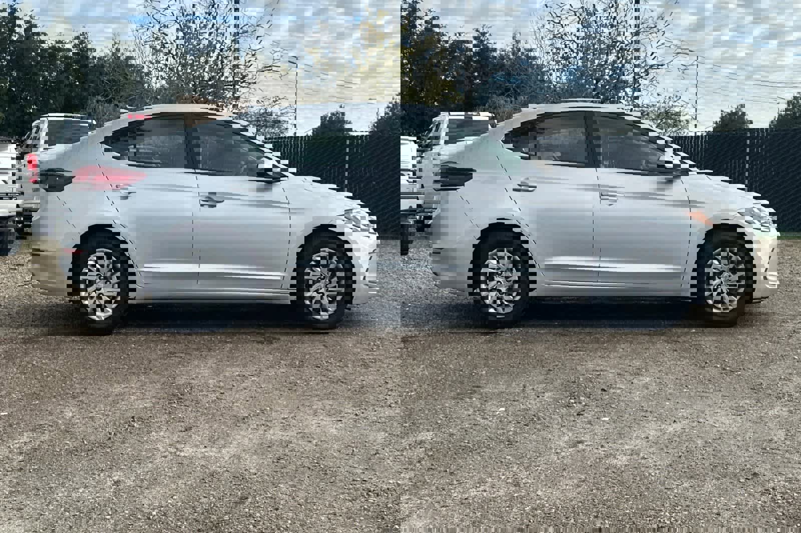 Used 2017 Hyundai Elantra SE image 9