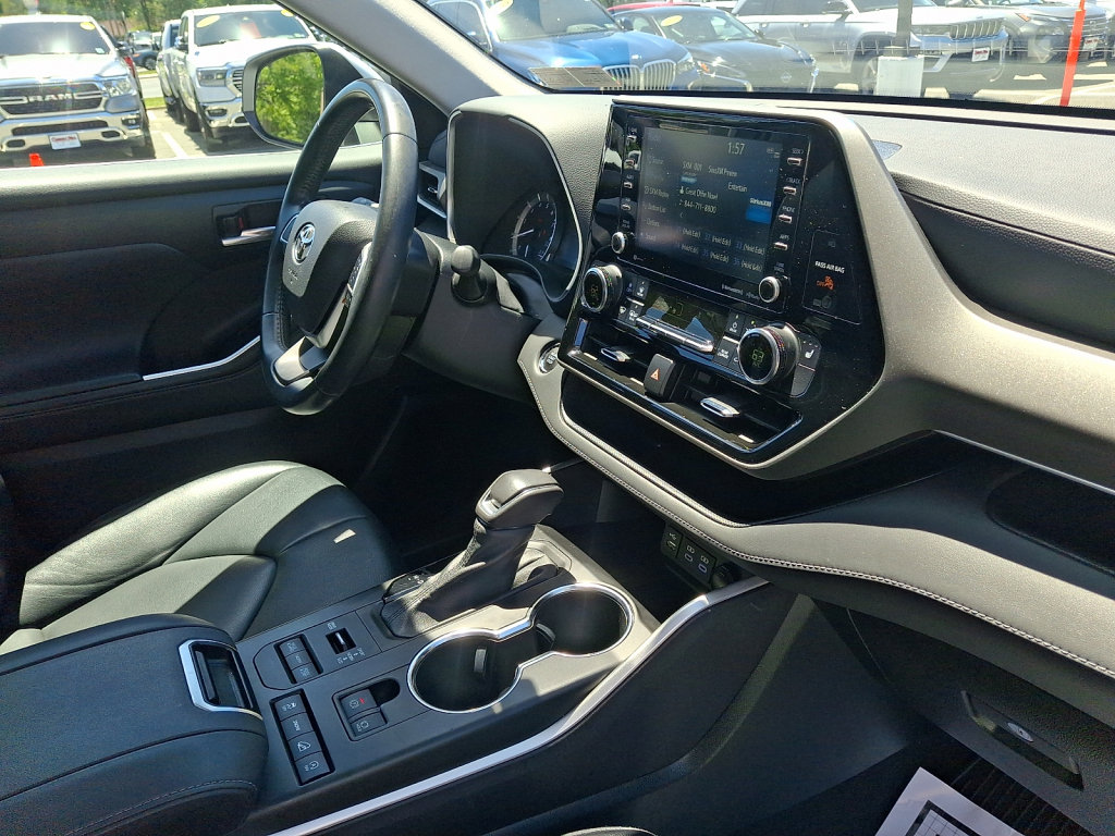 Used 2022 Toyota Highlander XLE AWD/4WD image 16