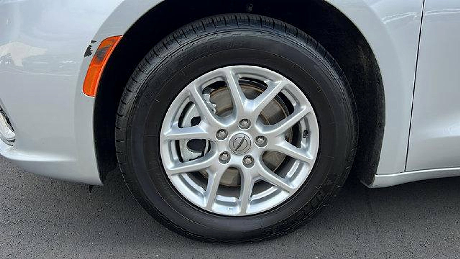 Used 2023 Chrysler Pacifica Touring image 10