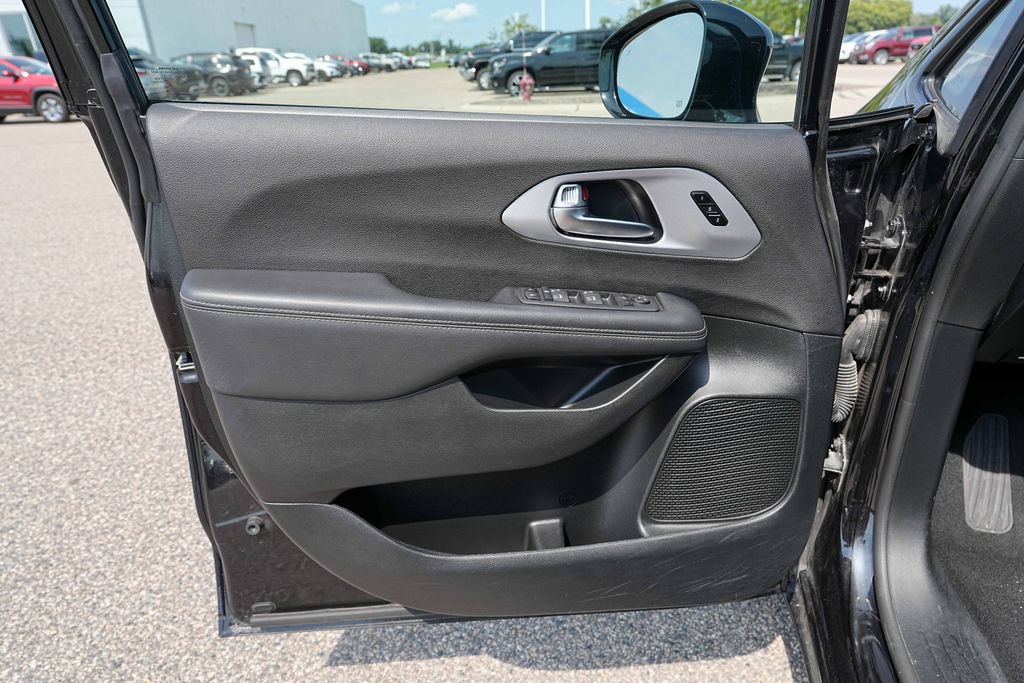 Used 2025 Chrysler Pacifica Limited FWD image 25