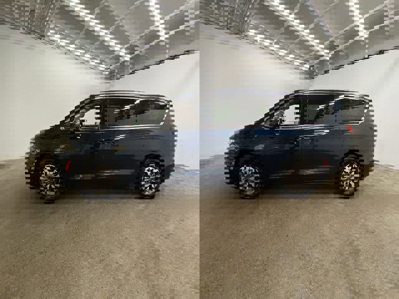 Used 2023 Chrysler Pacifica Touring-L image 3