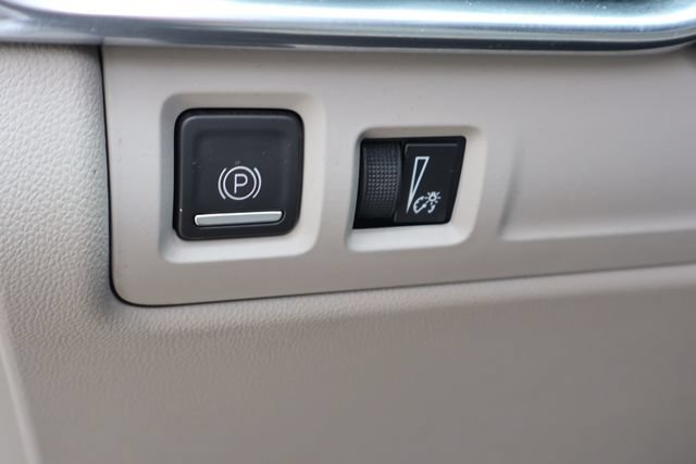 Used 2022 Cadillac XT4 Premium Luxury w/ Enhanced Visibility Package FWD image 23