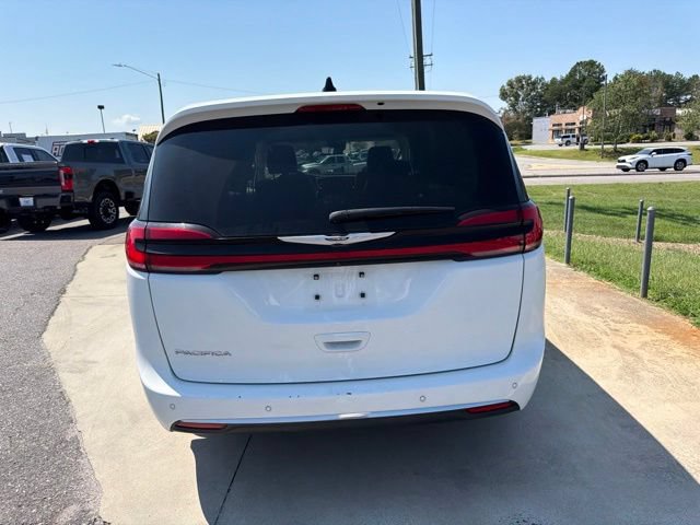 Used 2024 Chrysler Pacifica Touring-L FWD image 6