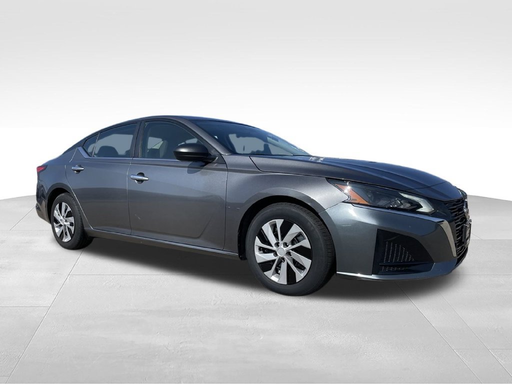 Used 2024 Nissan Altima 2.5 SV FWD image 2
