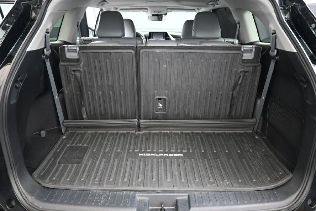 Used 2021 Toyota Highlander XLE AWD/4WD image 19