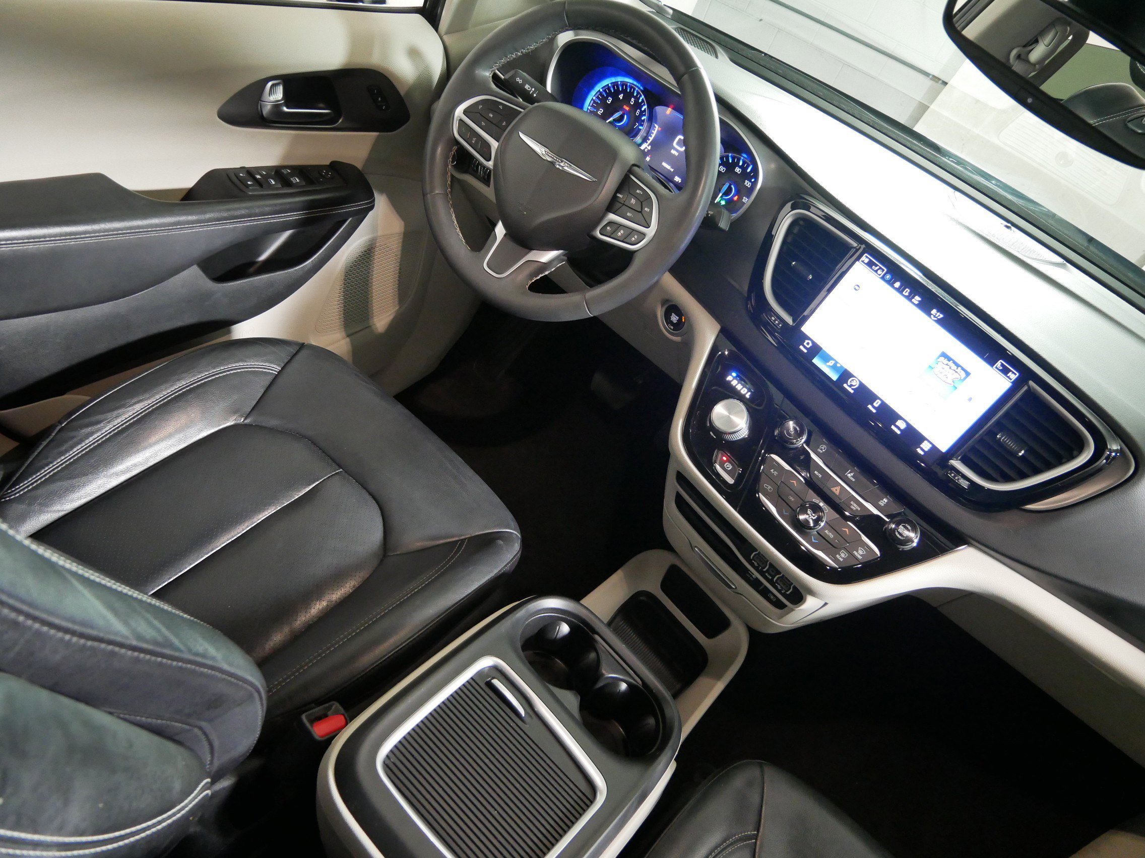 Used 2022 Chrysler Pacifica Touring-L image 9