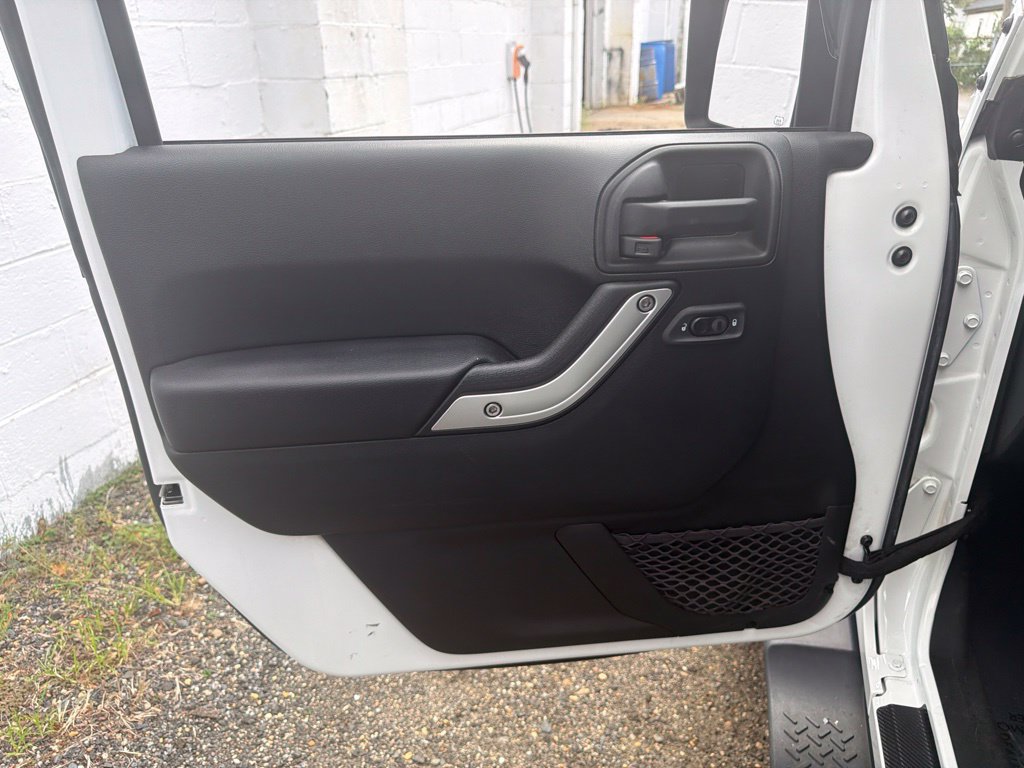 Used 2018 Jeep Wrangler Sahara w/ Connectivity Group AWD/4WD image 14