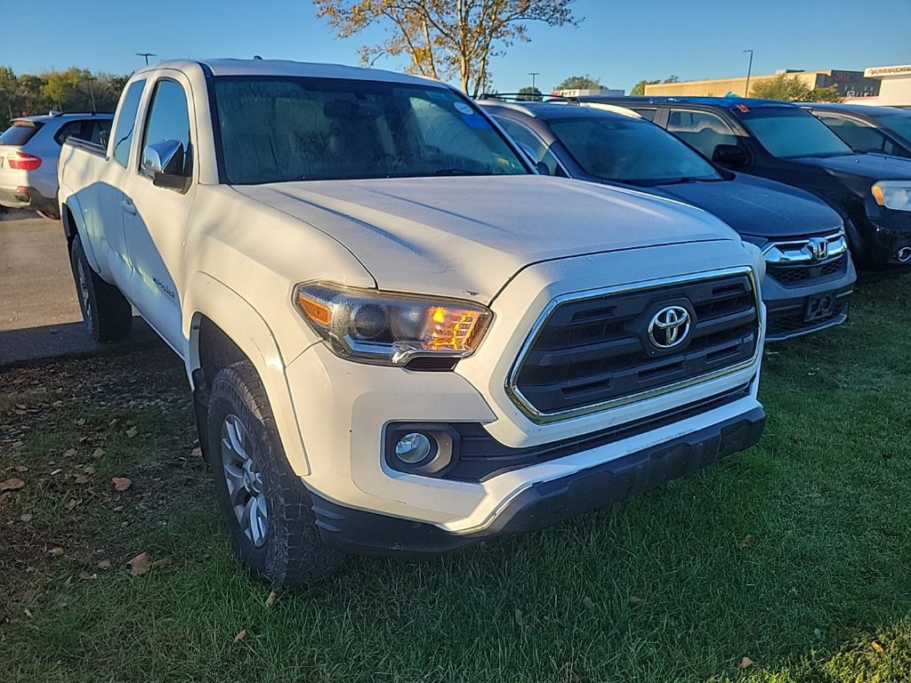 Used 2017 Toyota Tacoma SR5 w/ Tow Package AWD/4WD image 3