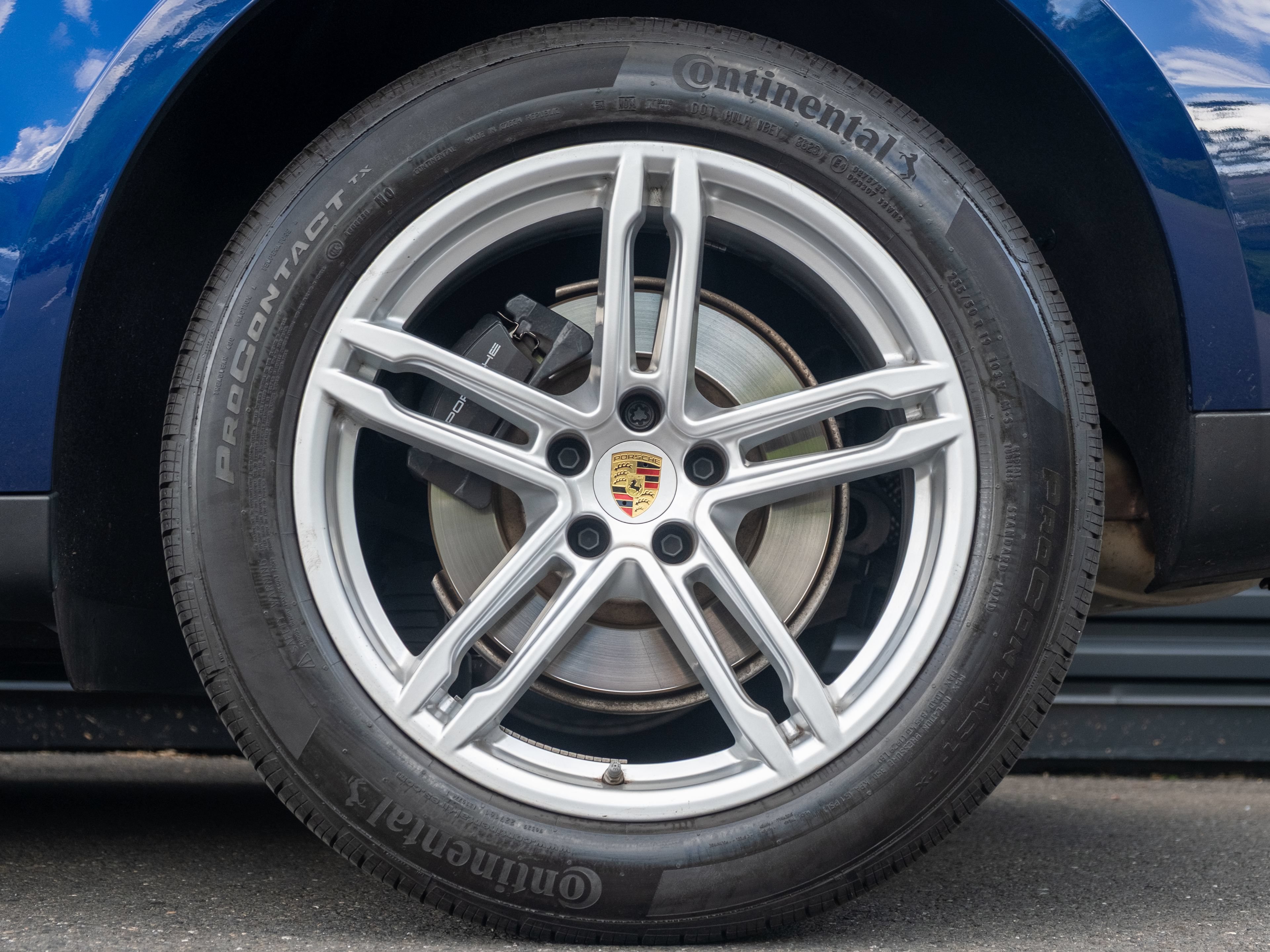 Certified 2024 Porsche Macan AWD/4WD image 13