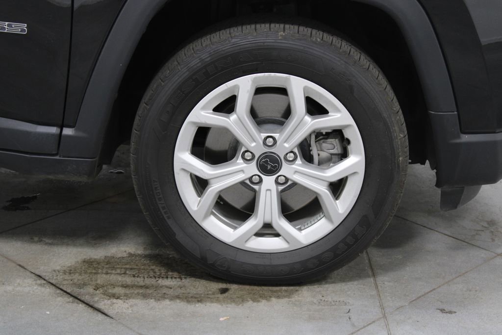 Used 2025 Jeep Compass Latitude AWD/4WD image 12