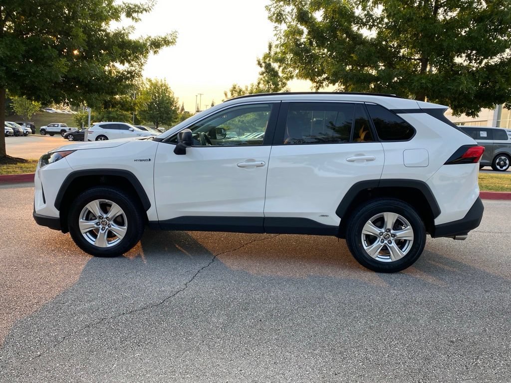 Used 2021 Toyota RAV4 LE AWD/4WD image 4