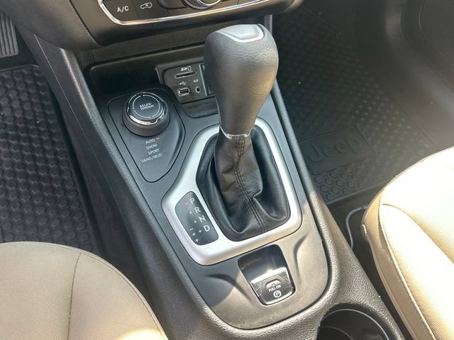Used 2017 Jeep Cherokee Latitude w/ Cold Weather Group AWD/4WD image 20