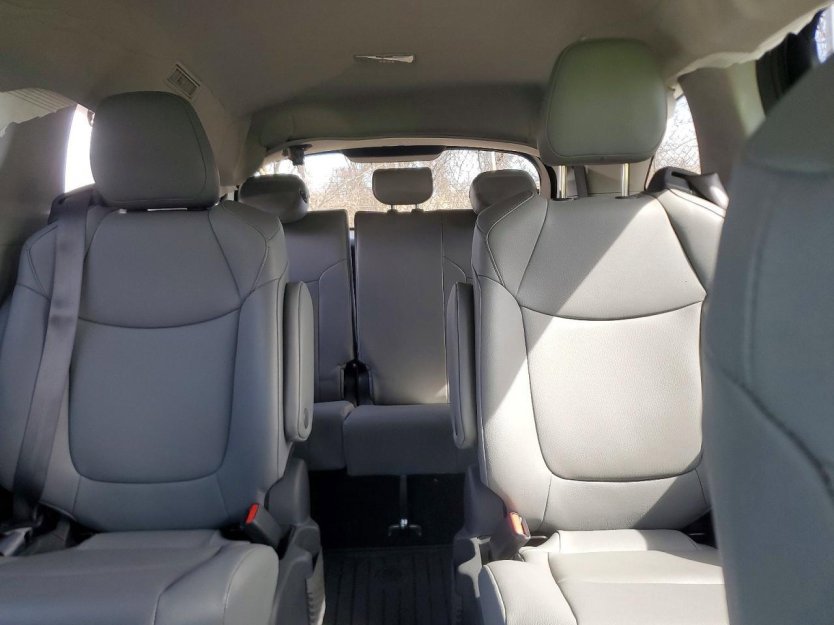 Used 2024 Toyota Sienna XLE image 6