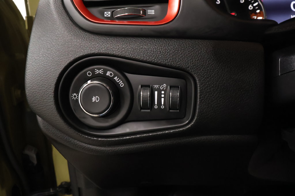 Used 2015 Jeep Renegade Trailhawk AWD/4WD image 17