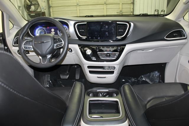 Used 2023 Chrysler Pacifica Touring-L FWD image 13