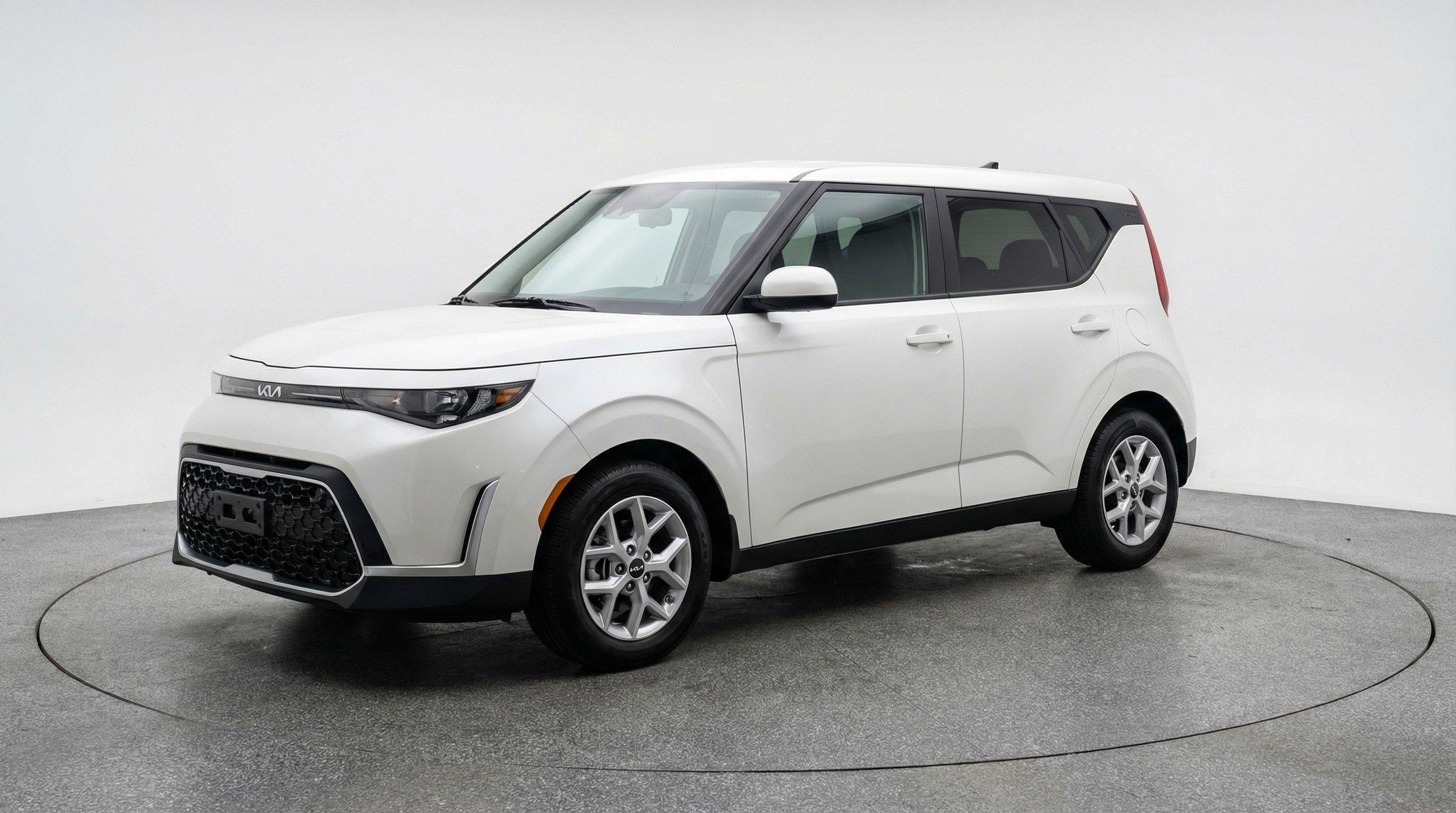 Used 2025 Kia Soul LX w/ LX Technology Package FWD image 3
