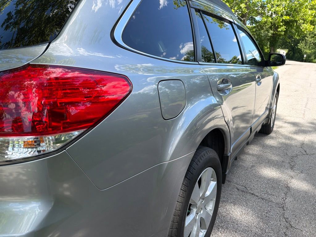 Used 2010 Subaru Outback 2.5i Premium AWD/4WD image 12