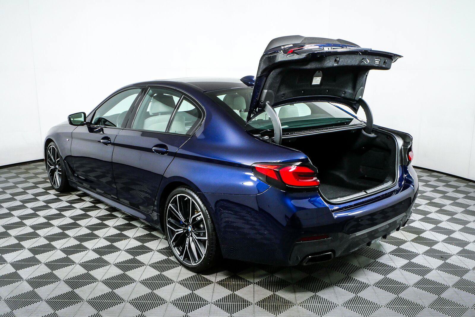 Used 2021 BMW M550i xDrive AWD/4WD image 34