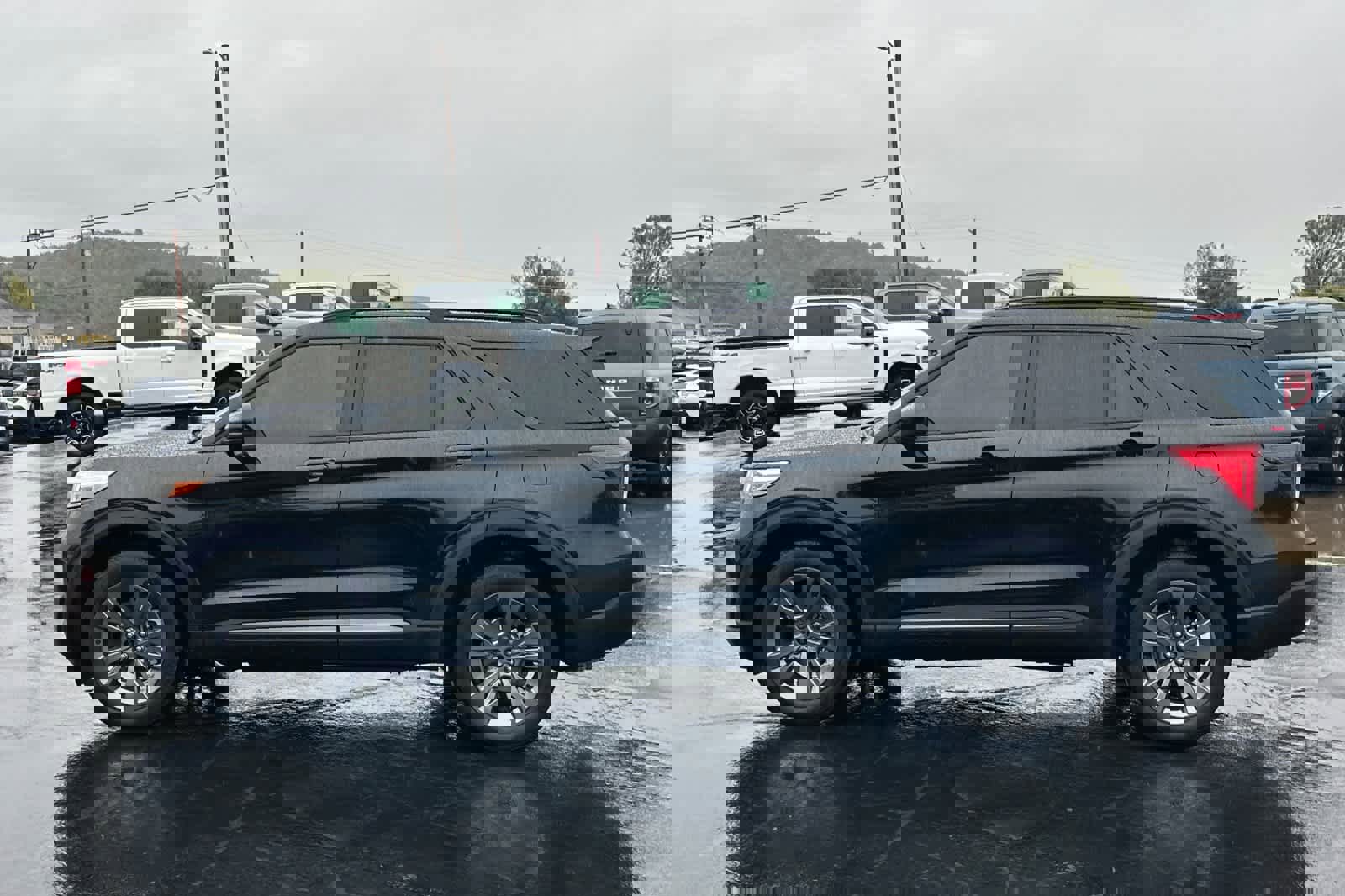 Used 2023 Ford Explorer XLT w/ Equipment Group 202A image 7