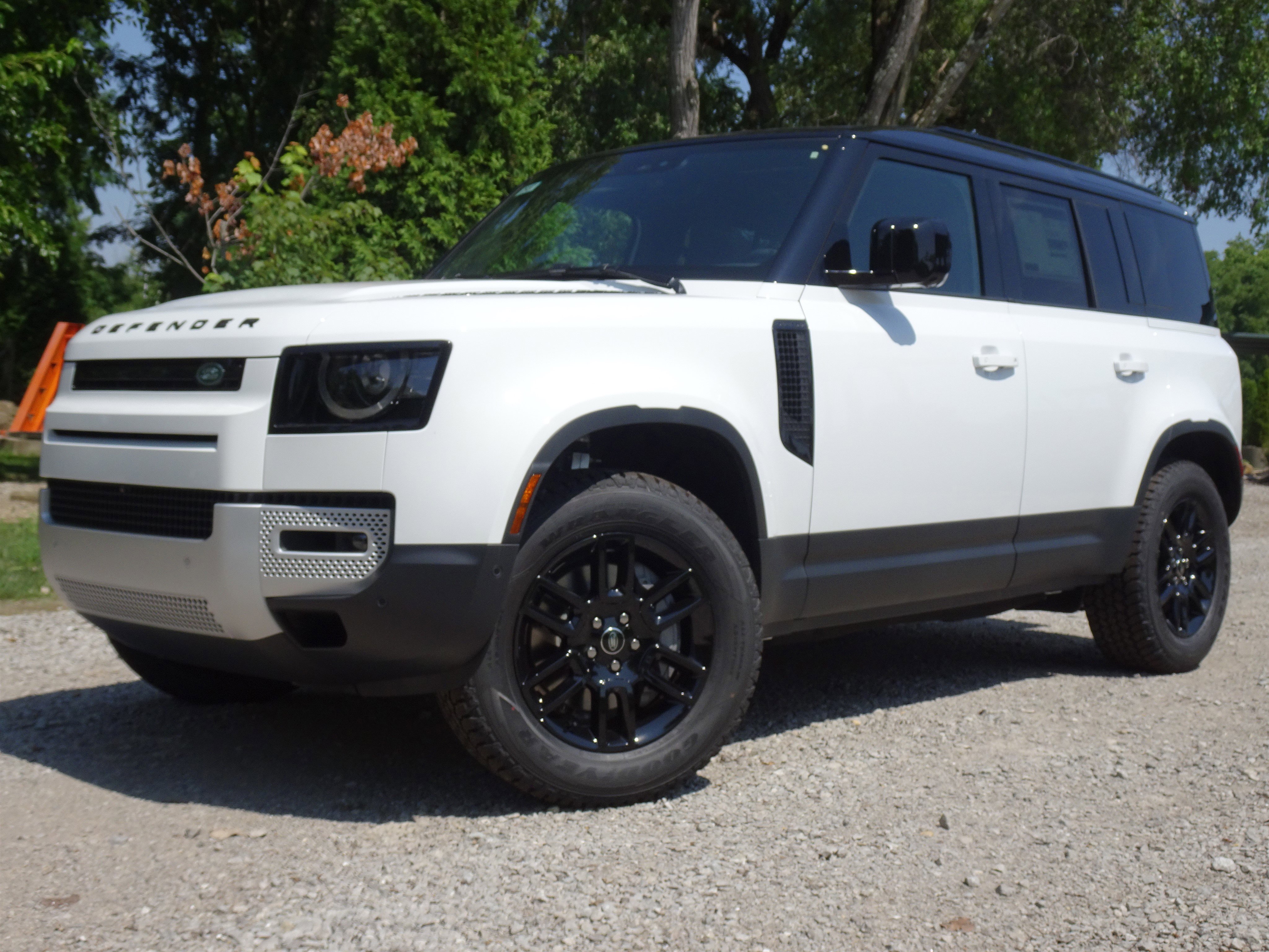 New 2025 Land Rover Defender 110 S image 1