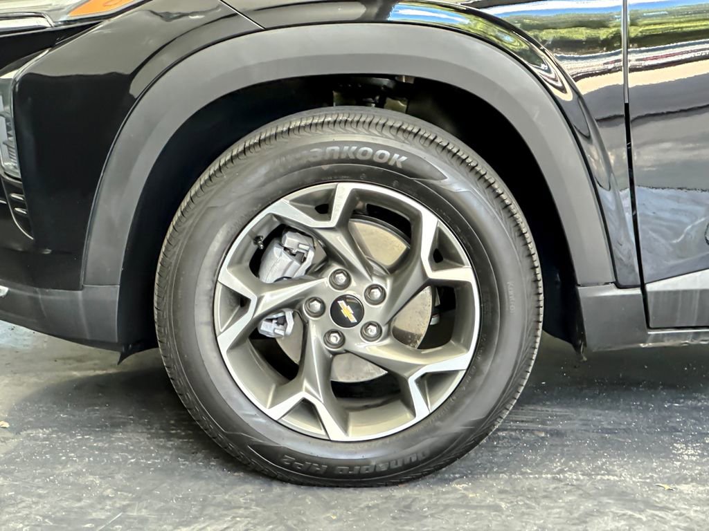 Used 2025 Chevrolet Trax LT FWD image 24