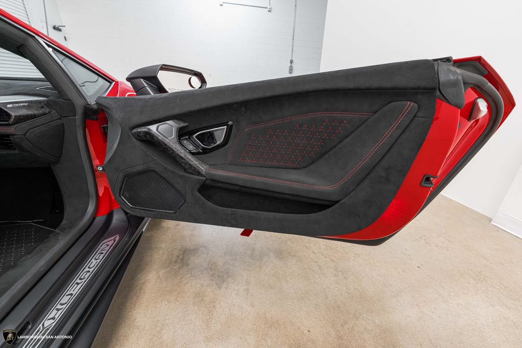 Used 2018 Lamborghini Huracan Performante AWD/4WD image 31