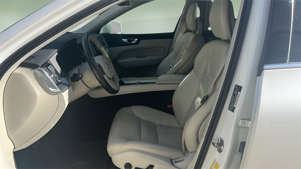Used 2018 Volvo XC60 T5 Momentum w/ Vision Package image 16