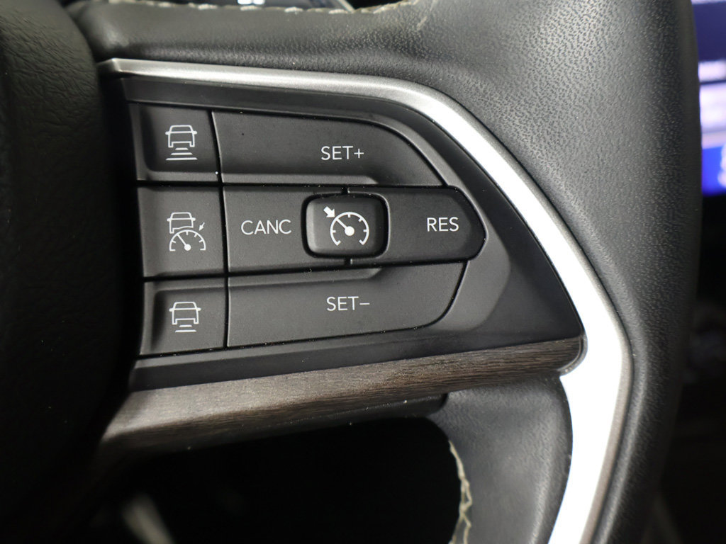 Used 2023 Jeep Grand Cherokee Limited AWD/4WD image 39