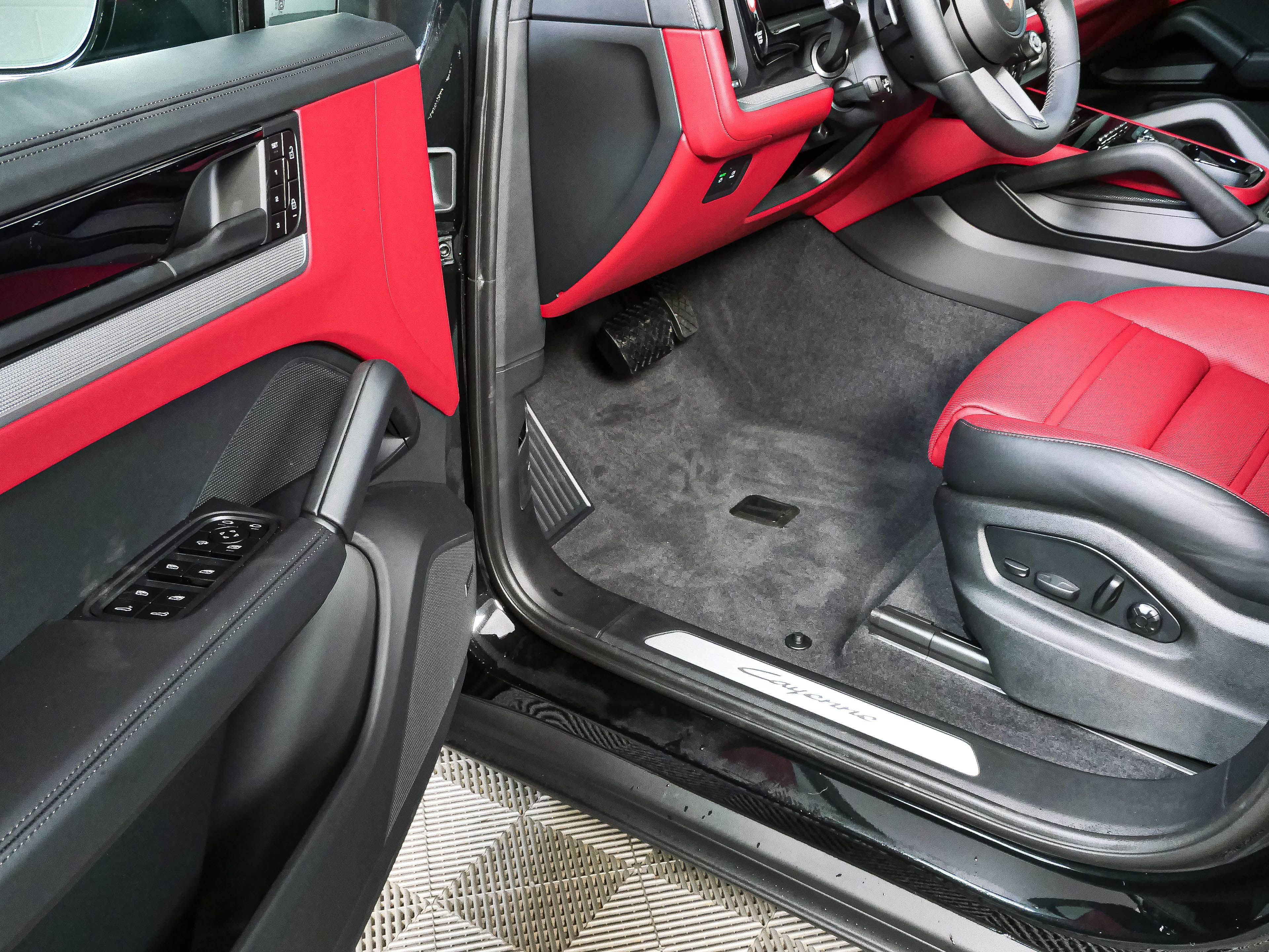 New 2026 Porsche Cayenne Coupe AWD/4WD image 8
