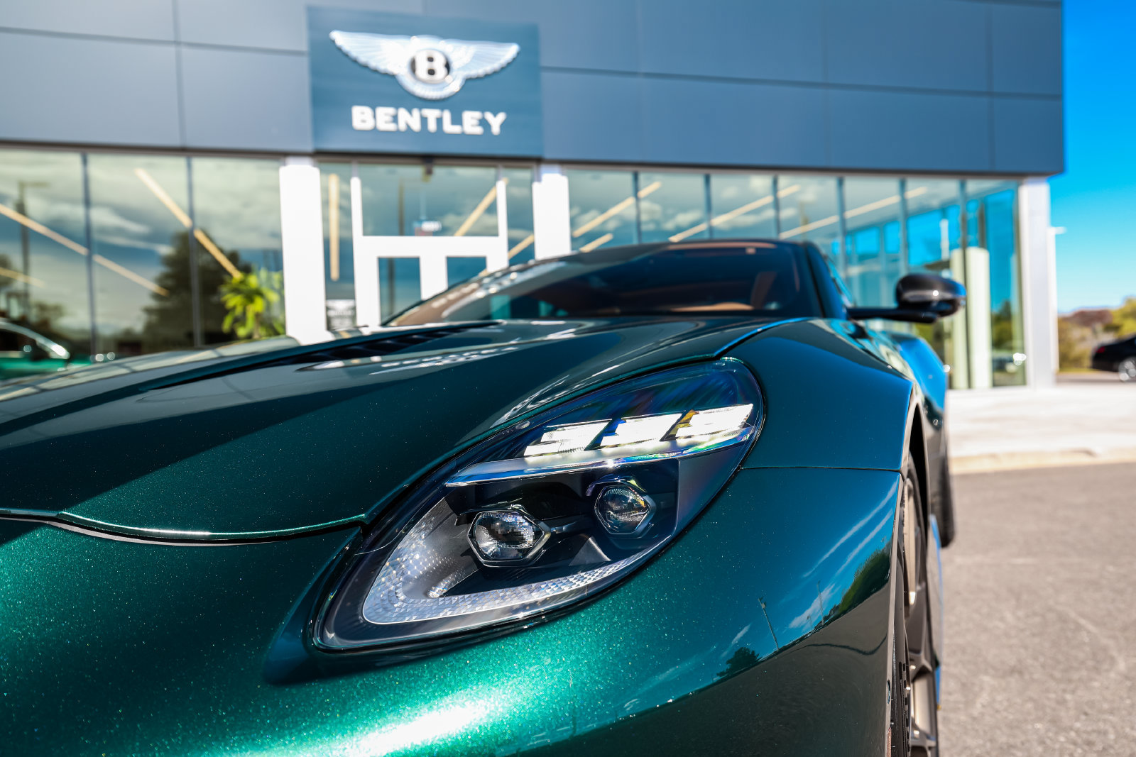 Used 2025 Aston Martin Vanquish RWD image 22