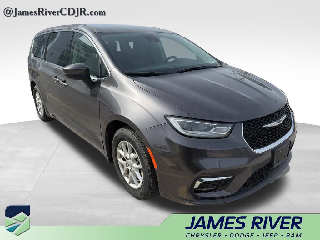 Used 2023 Chrysler Pacifica Touring-L image 4
