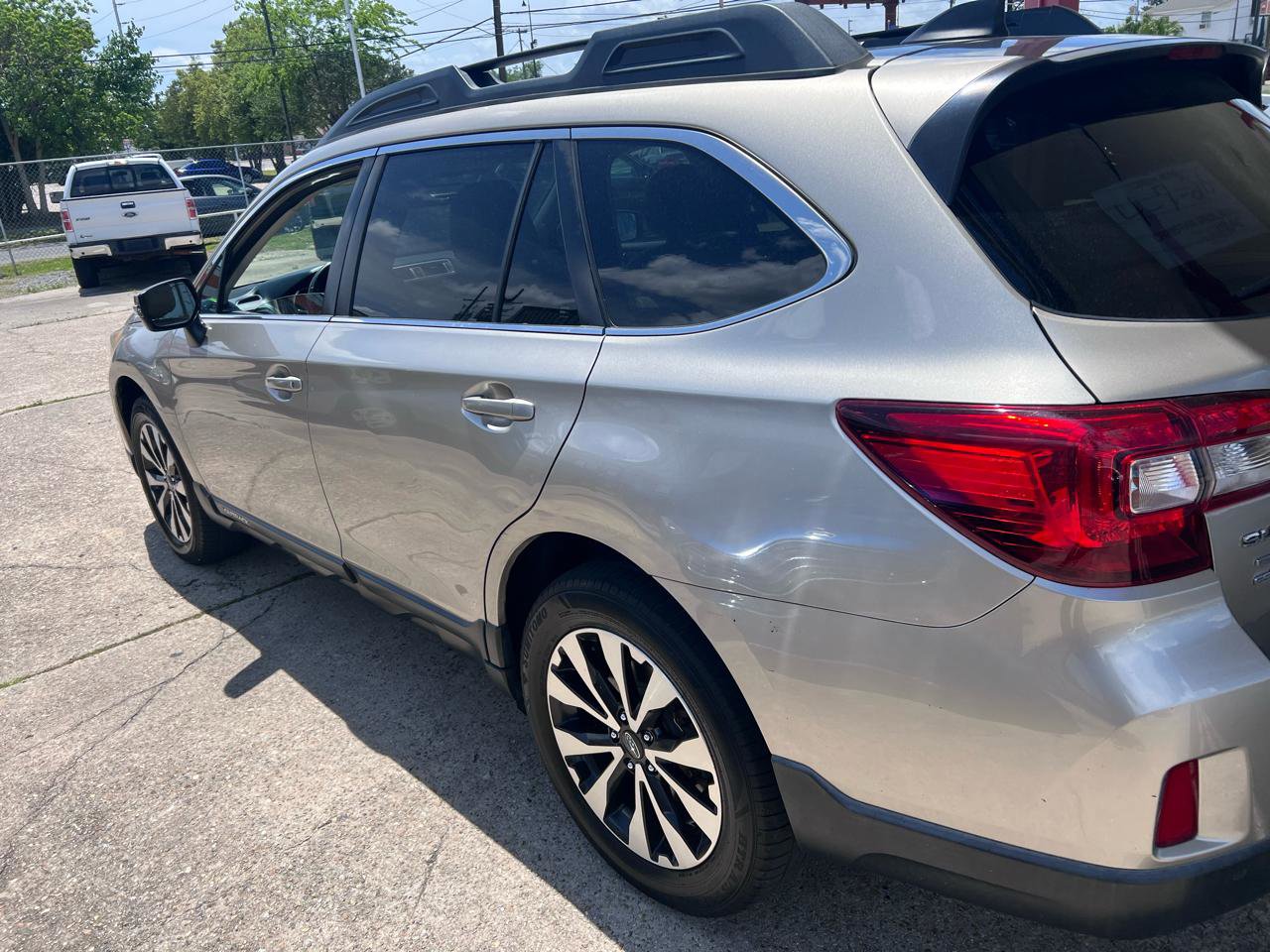 Used 2017 Subaru Outback 2.5i Limited AWD/4WD image 6