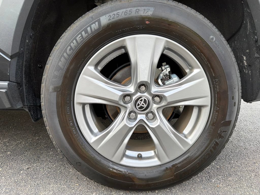 Used 2025 Toyota RAV4 XLE AWD/4WD image 23