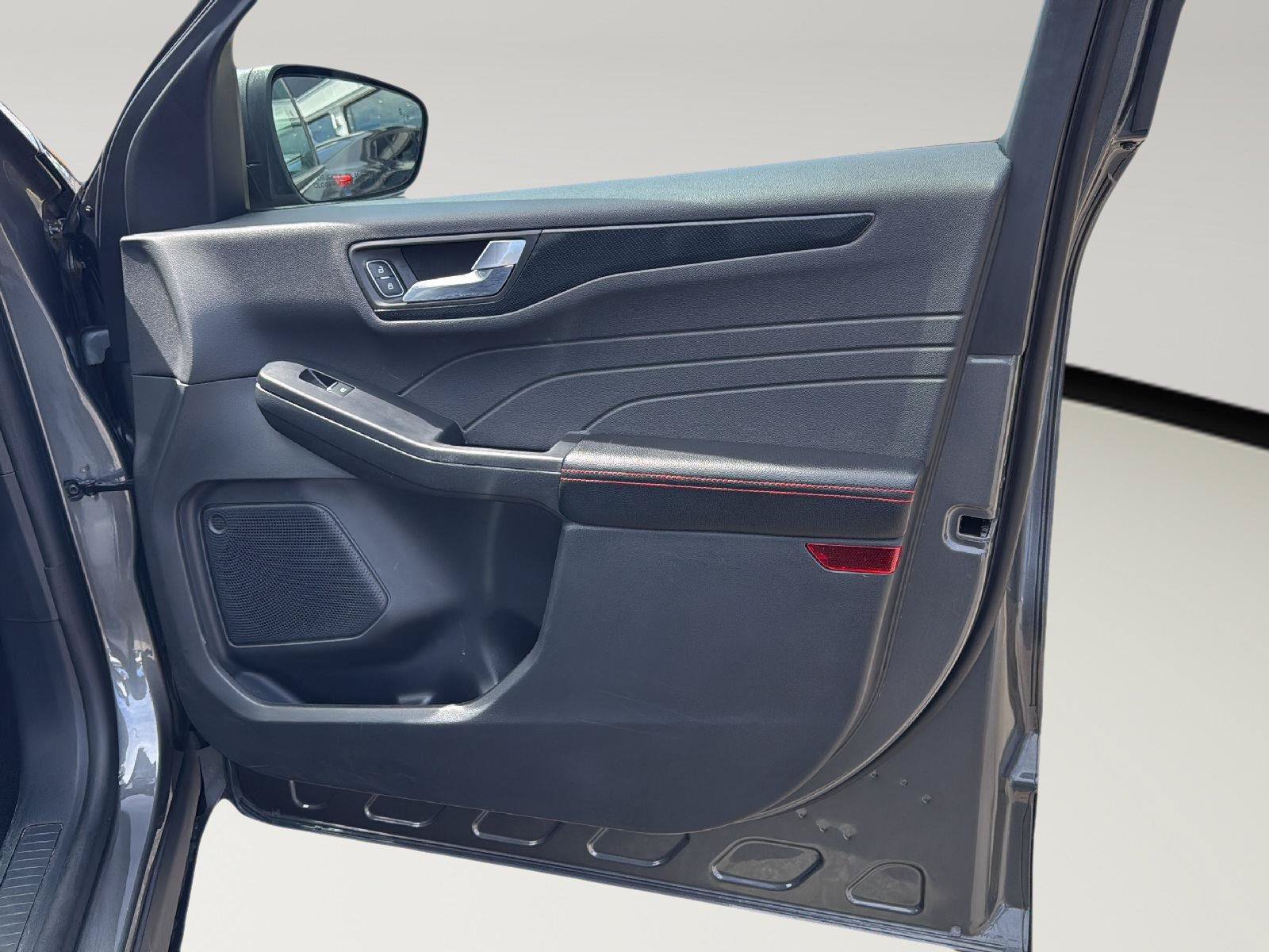 Used 2025 Ford Escape ST-Line FWD image 28
