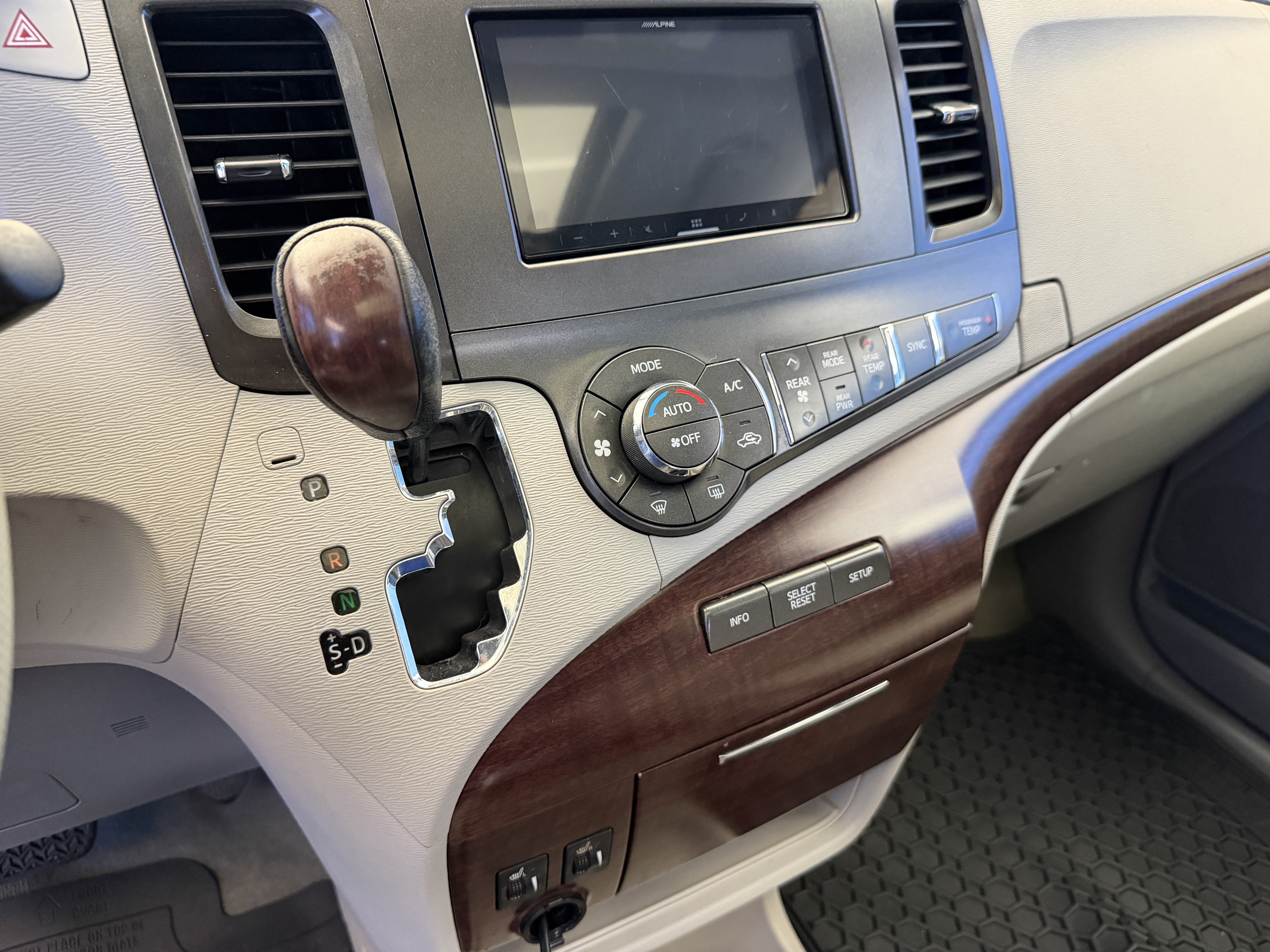 Used 2011 Toyota Sienna XLE FWD image 22