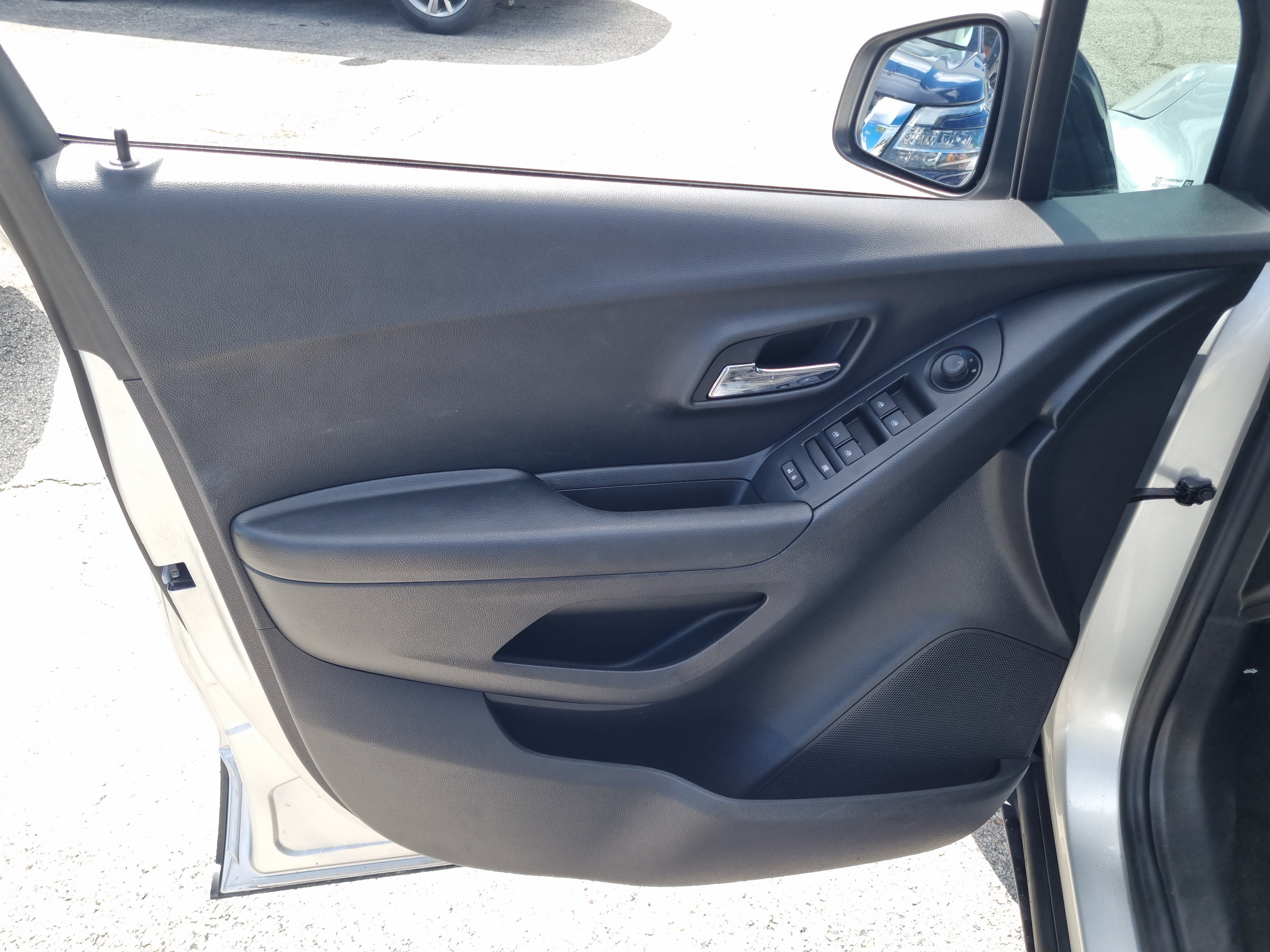 Used 2021 Chevrolet Trax LT w/ Redline Edition FWD image 24