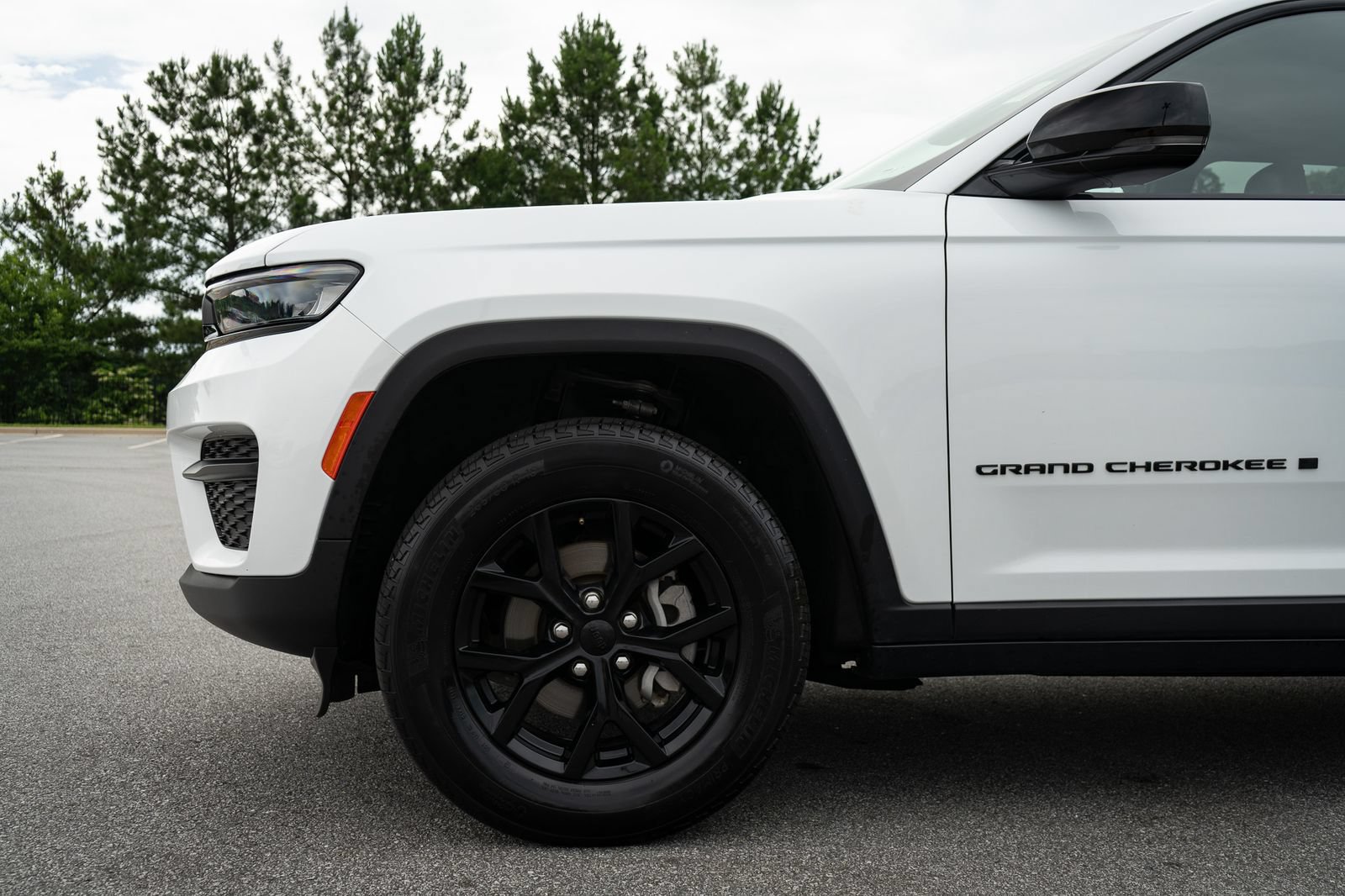 Used 2025 Jeep Grand Cherokee Altitude AWD/4WD image 4
