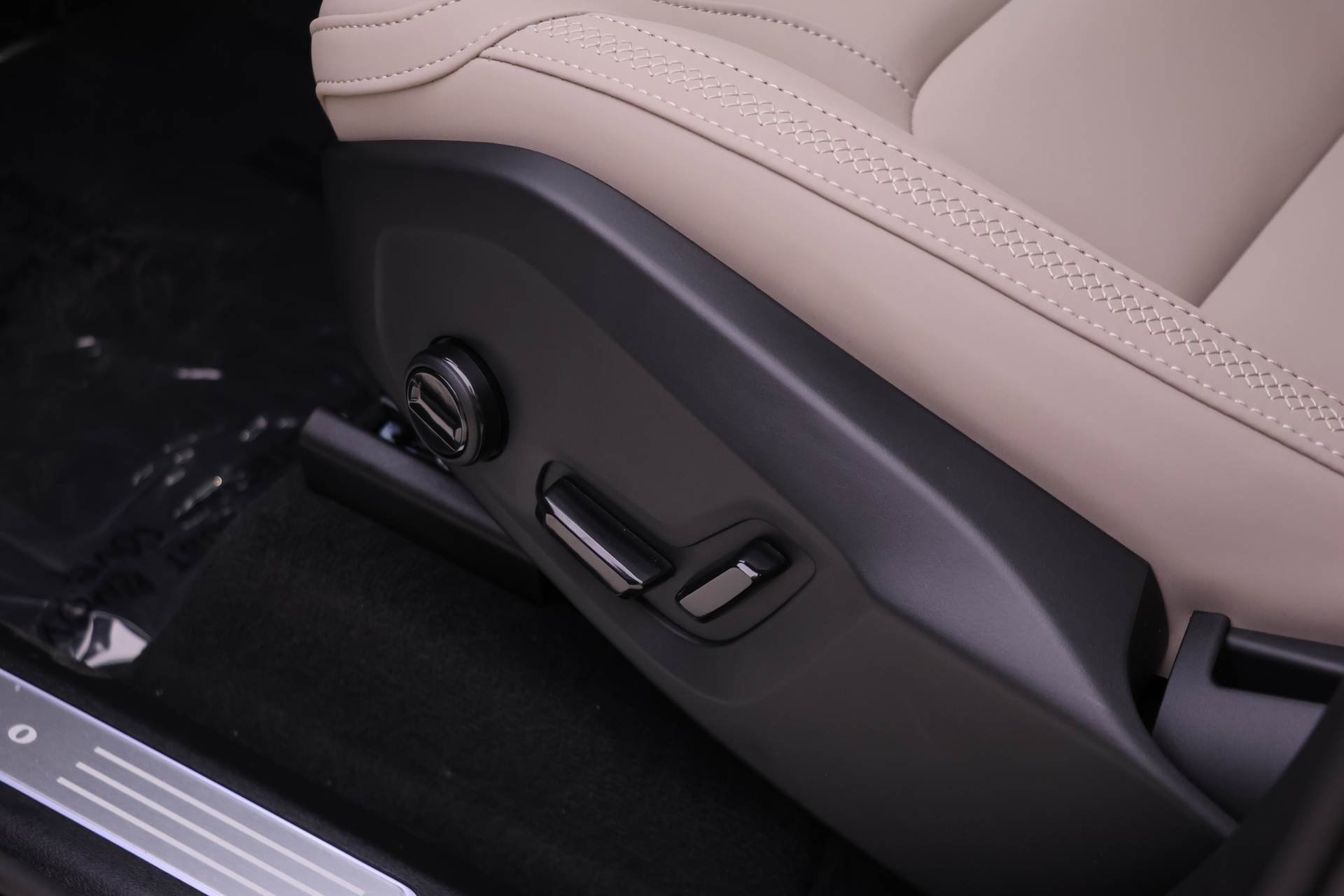 New 2026 Volvo XC90 B6 Plus w/ Protection Package Premier image 14