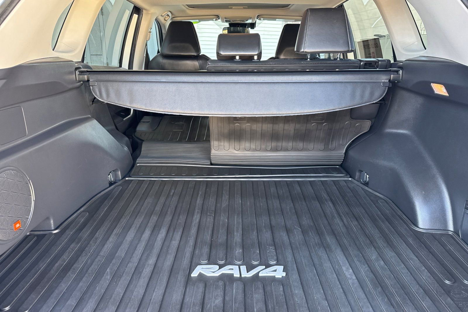 Used 2021 Toyota RAV4 XLE Premium image 15